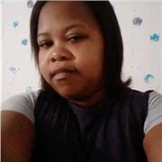 Profesora de educación inicial ofrece clase de matemáticas para niños pequeños